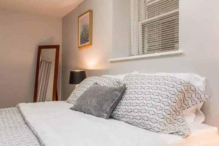 Mid Century Gem Comfort, Close to Train 3bd