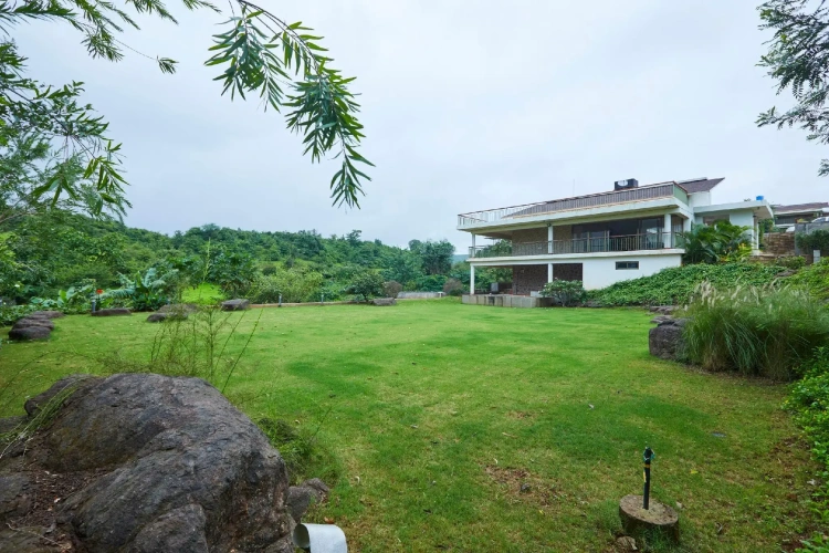 2 Bedrooms Apartment with courtyard view