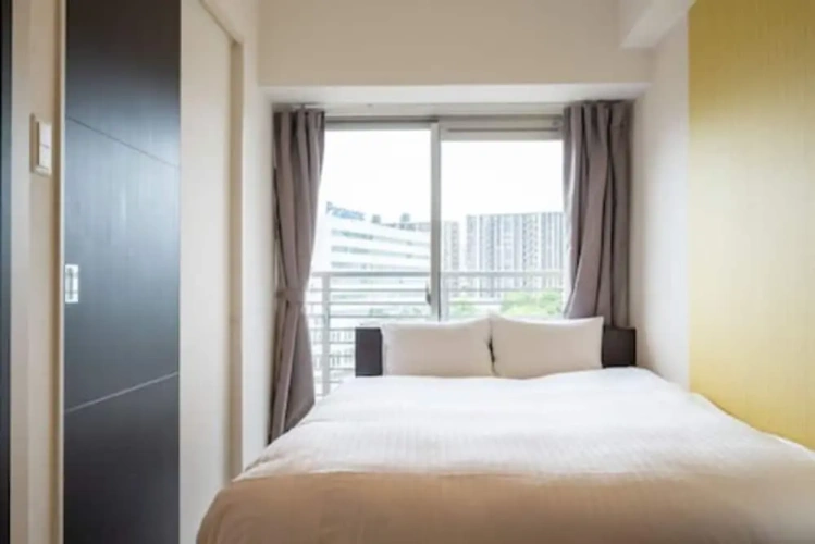 Grand room with balcony