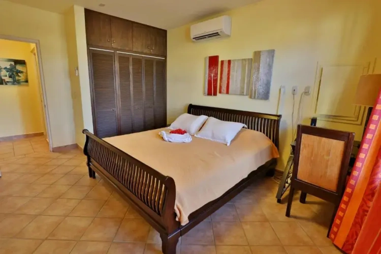 4 Bedrooms Villa