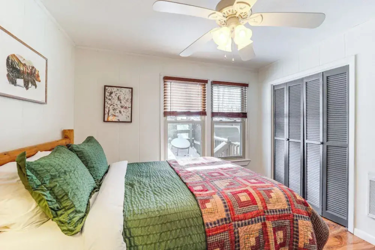 2 Mi to Skiing: Blue Ridge Mtn Cabin w/ Hot Tub!