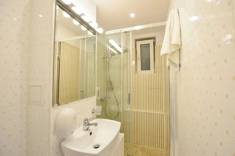 Libra Apartment - Two Bedrooms - 5 Guests - Next To Cismigiu Gardens
