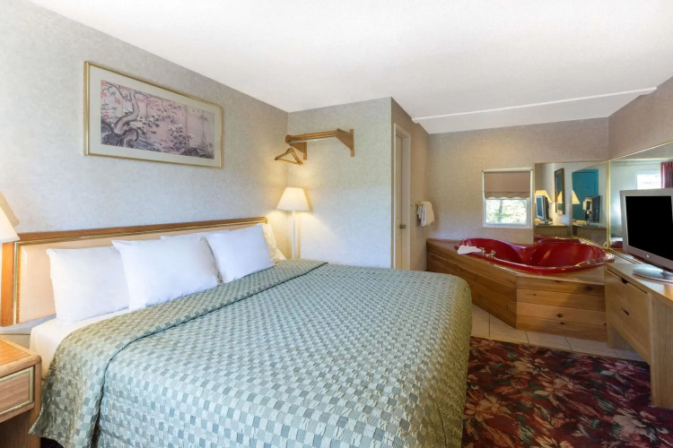 Pocono Night Lodge