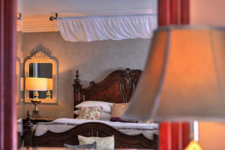 The Devon Inn Hotel