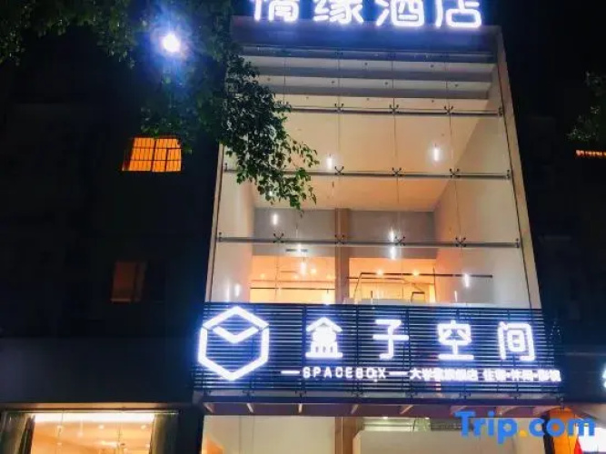 Space Box Hotel