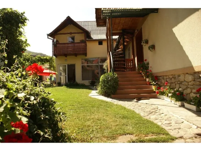 5 Bedrooms Villa
