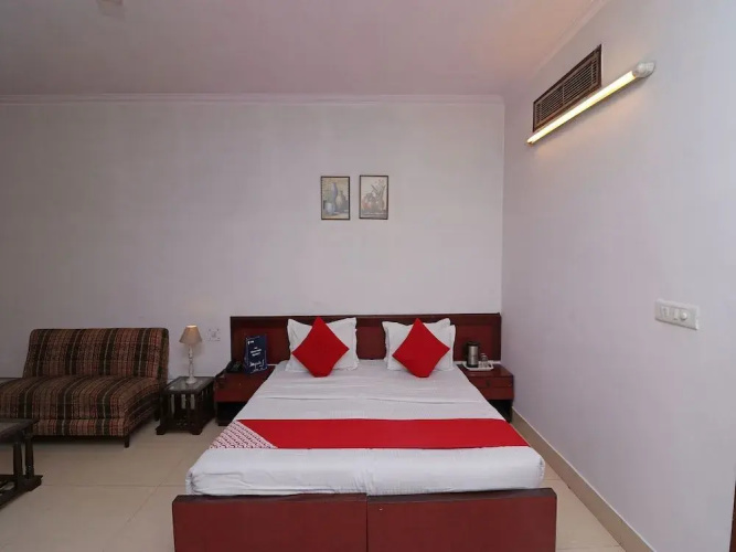 OYO 14837 Hotel Uberoi Anand