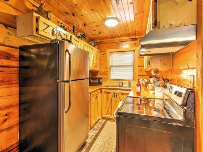 Deck & Hot Tub: Log Cabin Sevierville Studio!