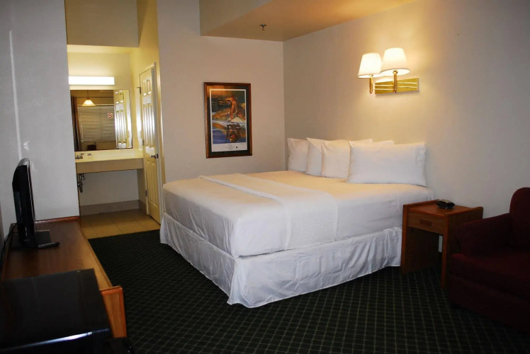 Bluff's Landing Lodge
