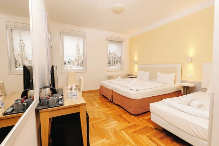 Standard Triple room