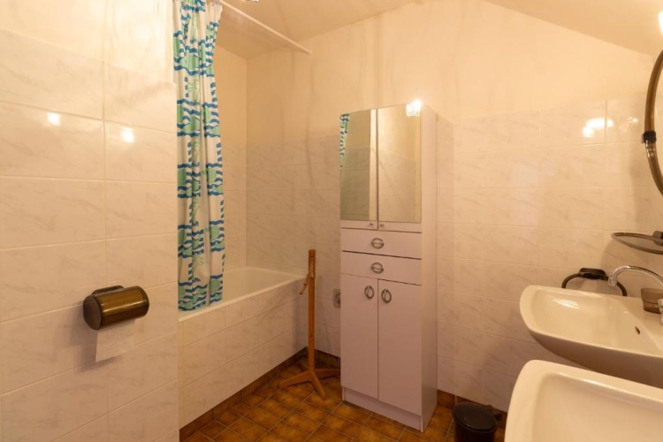 4 Bedrooms Cottage