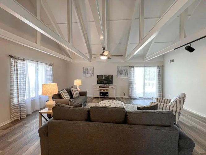 708 Queens Grant