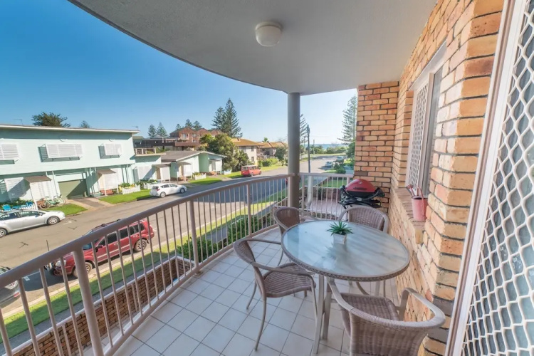 1 Bedroom Gold Coast Beachside Apt w/AC + Parking