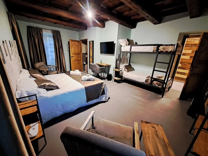 Standard Quadruple room with courtyard view