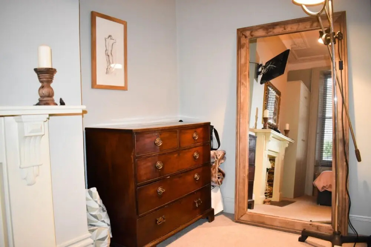 2BD Seafront Flat w Tasteful Decor & Large Garden