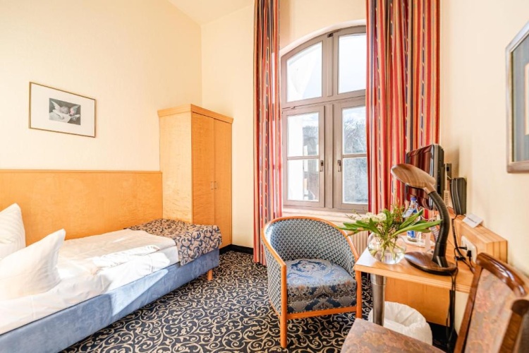 Standard Single room with land view