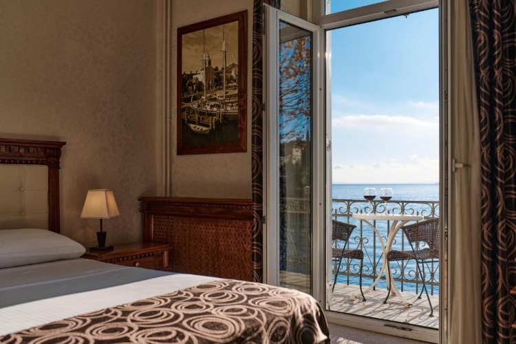 Superior Double room with balcony and with sea view