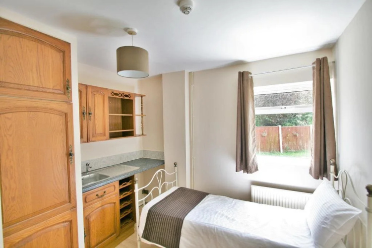 Hatherley Studio Lets by RoomsBooked