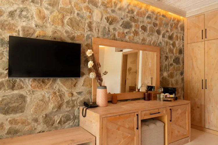 Izz Getaway – Adults Only