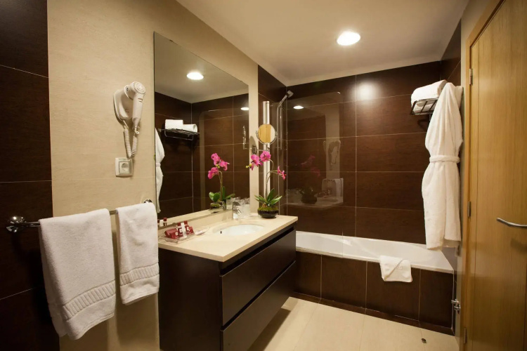 Luna Hotel Zombo