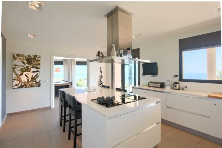 5 Bedrooms Villa