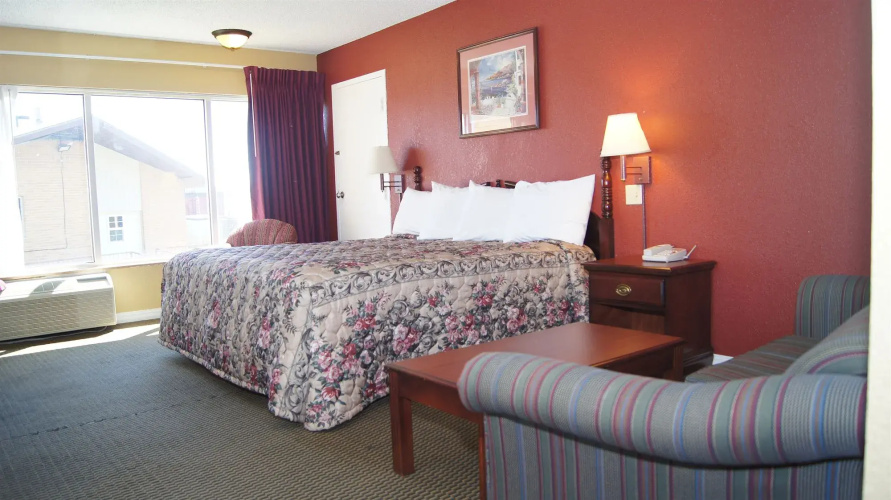 Holiday Lodge & Suites