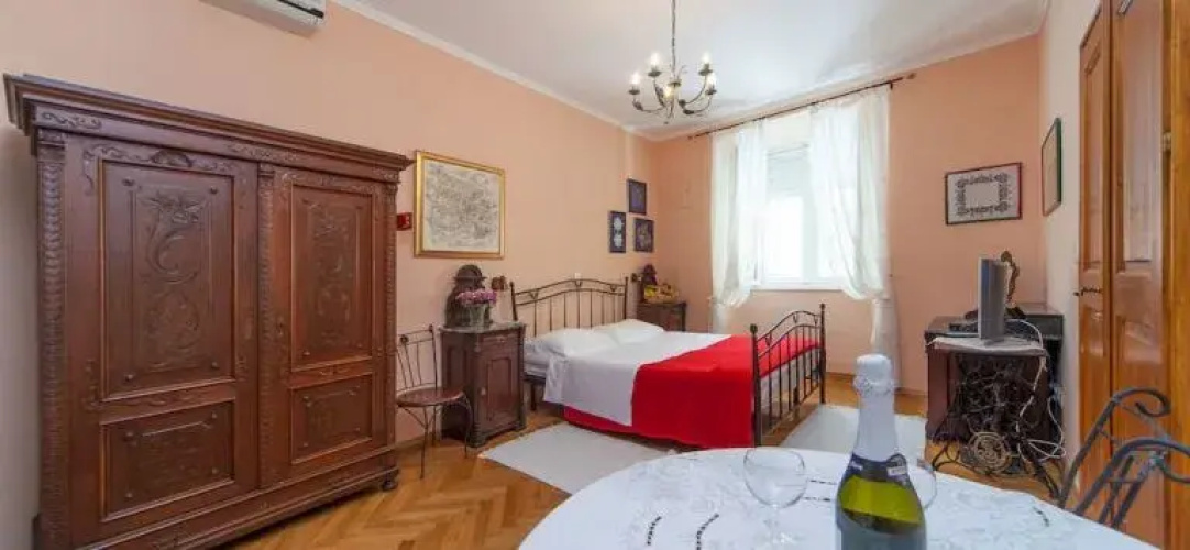 Amoret Apartments