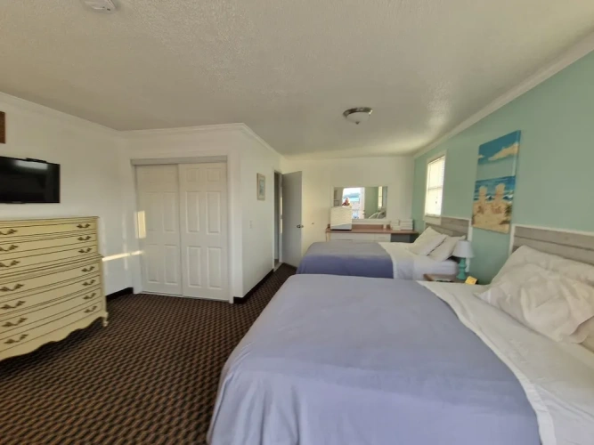 Standard Quadruple room with partial ocean view