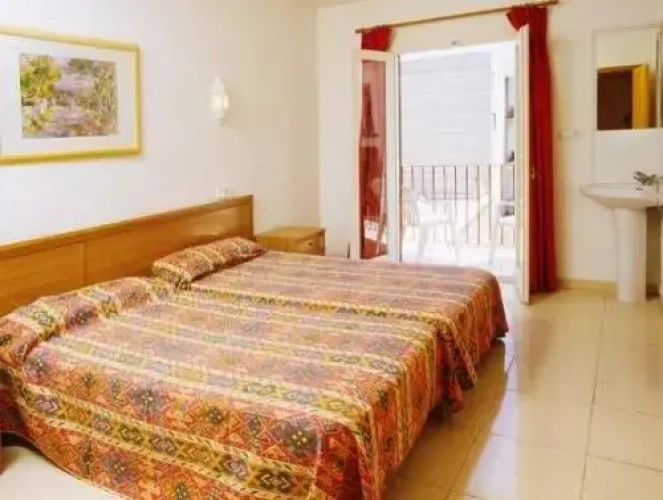 Standard Twin room with balcony and with partial sea view