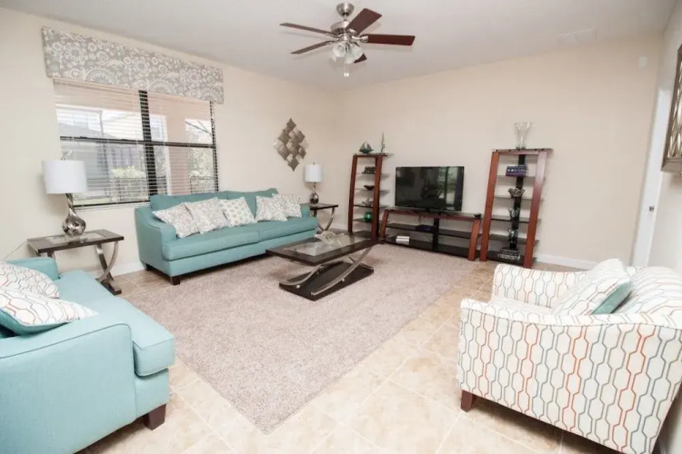 5 bedroom home with private pool