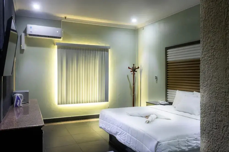 Crown Hotel Piarco