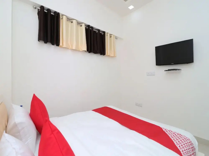 OYO 13406 Hotel Golden Leaf