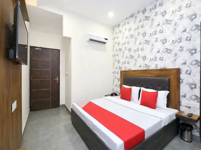 Oyo 18319 Hotel Boss
