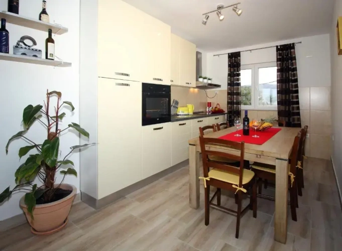 4 Bedrooms Apartment