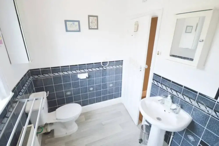 Spacious 3 Bedroom Home in Bath