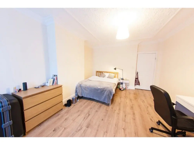 Spacious & Quiet 4BR Flat for 8 in Hampstead