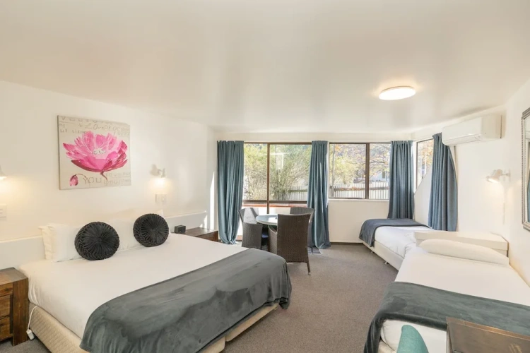 1 Bedroom Standard Quadruple Family room