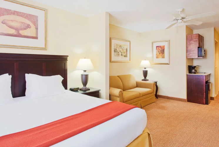 Holiday Inn Express Hotel & Suites Lucedale