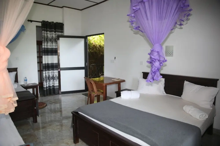 1 Bedroom Standard Family room with mountain view