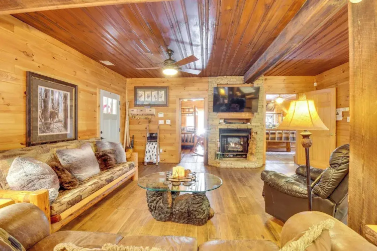Riverfront Helen Cabin w/ Hot Tub & Deck!