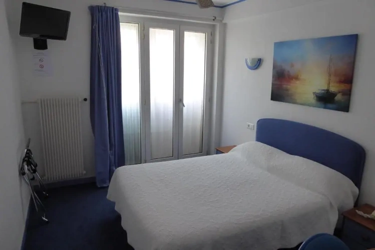 Standard Double room with street view