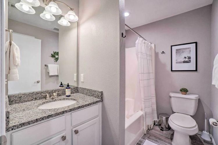 Modern Condo w/ Deck ~ 7 Mi To Branson Landing!