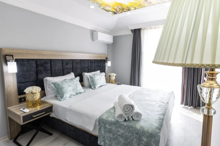 Li̇fe Pool Sui̇te Hotel