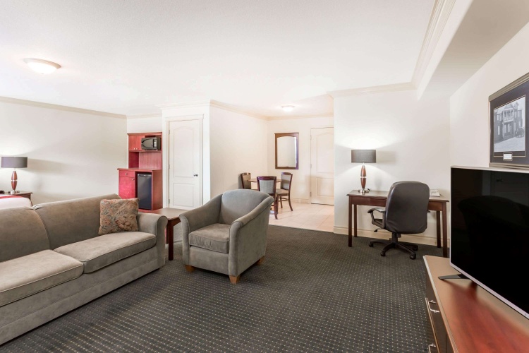 Ramada By Wyndham Hinton photo 7