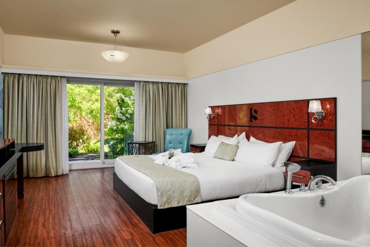 Standard Quadruple room with view