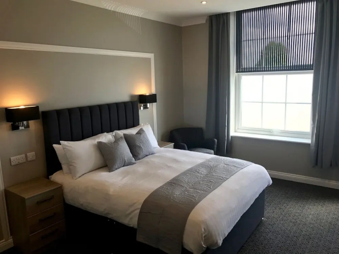 The Raven Hotel - Inn