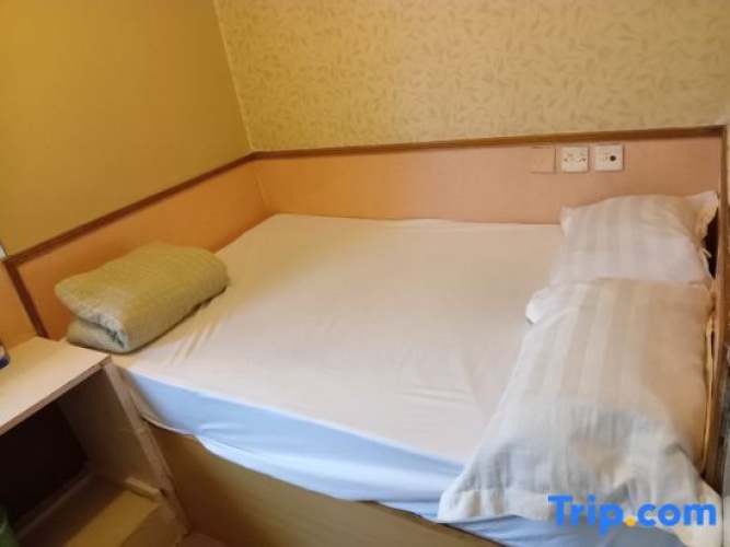 Standard Triple room with city view