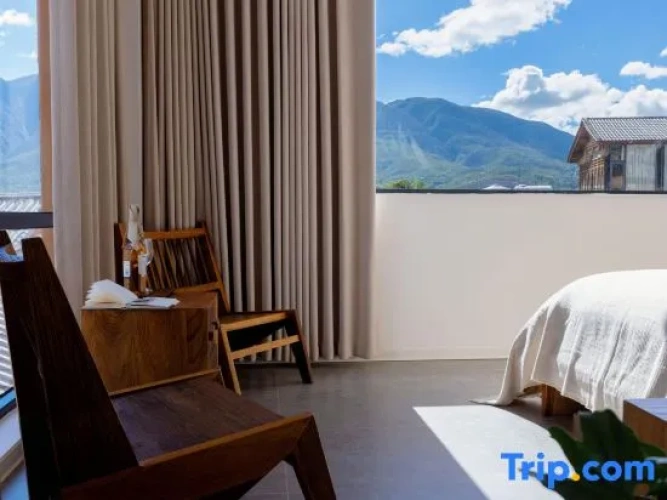 Standard room with mountain view