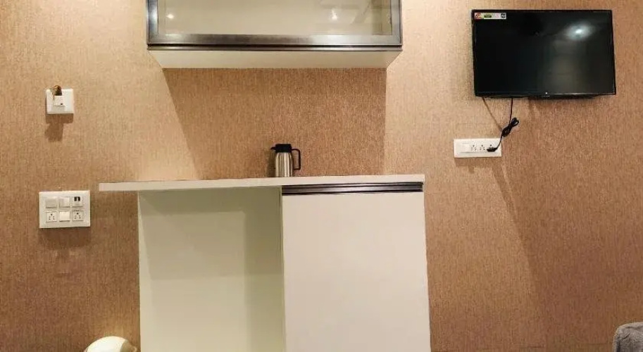 C M Hotel