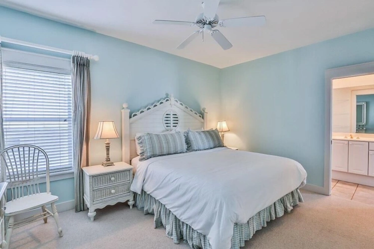 4 Bedrooms Cottage beachfront